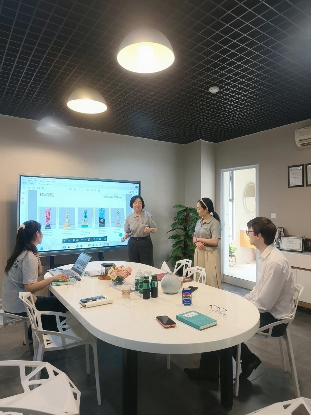热烈欢迎英国客户莅临东莞精彩展示参观考察