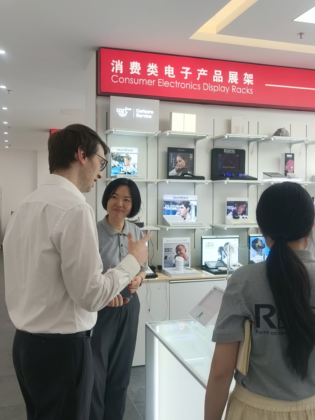 热烈欢迎英国客户莅临东莞精彩展示参观考察