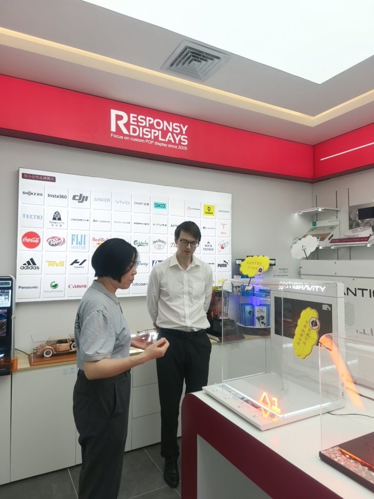 英国客户在东莞精彩展示展架样品间进行参观