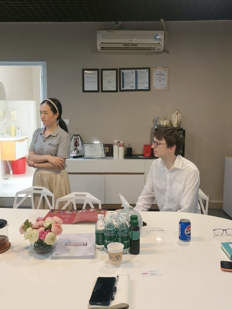 在东莞精彩展示会议室与英国客户就展架相关事宜展开会谈