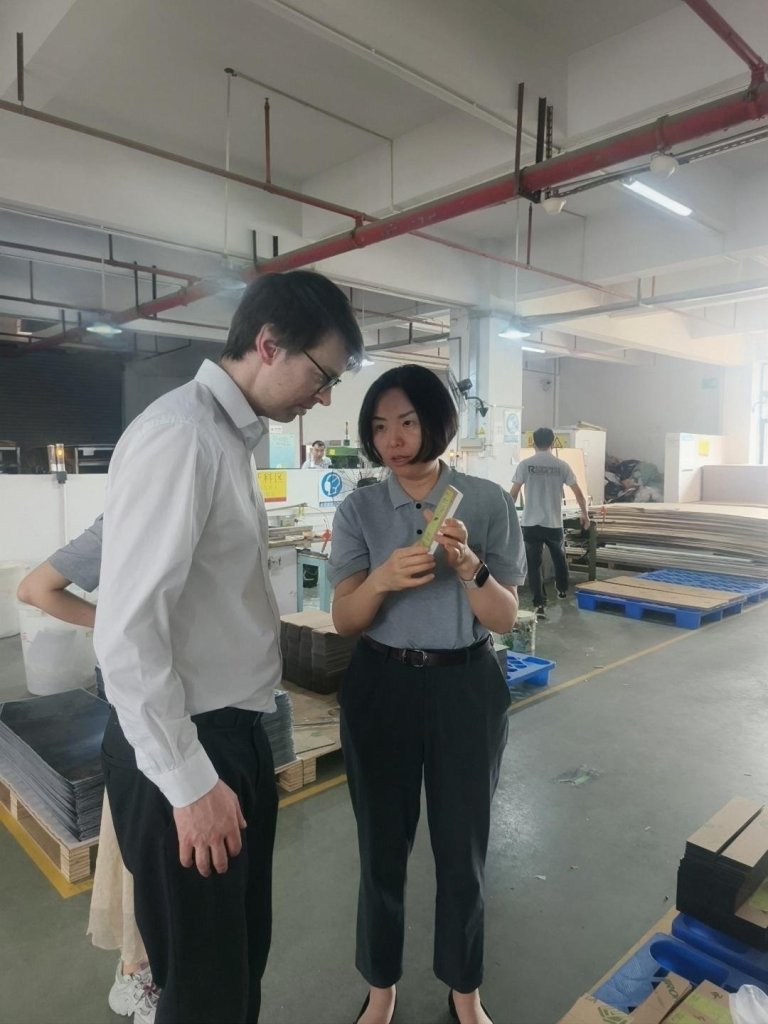 英国客户参观东莞精彩展示展架工厂，实地观看亚克力切割工序