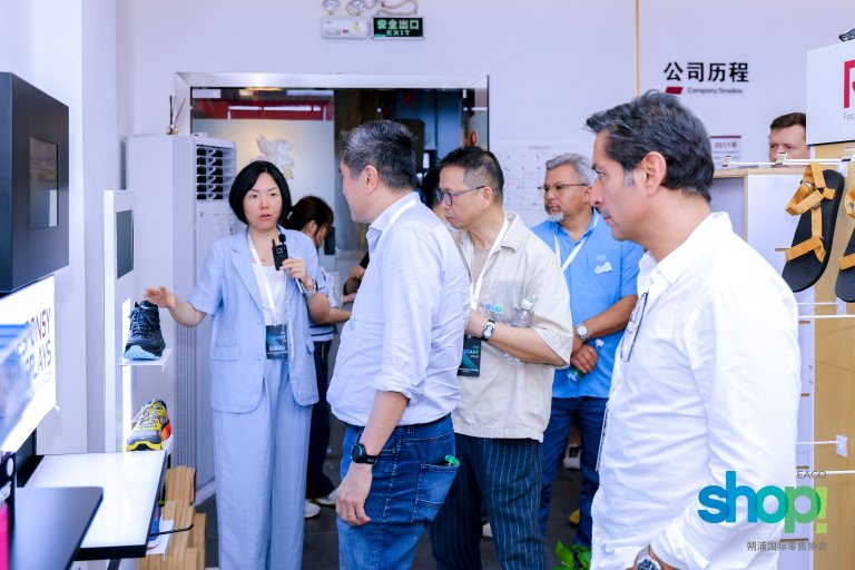 Shop!国际零售协会成员参观东莞精彩展示样品间，体验款式各异的展架产品