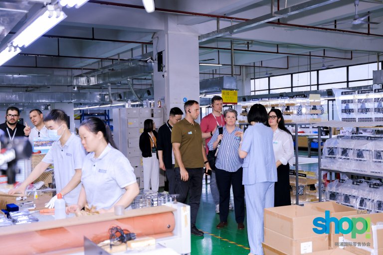 Shop!国际零售协会实地考察东莞精彩展示工厂产线